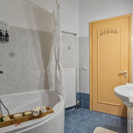House Of Velenia - 2 Bedroom Near Old Town, Airport And Bus Station Apartment