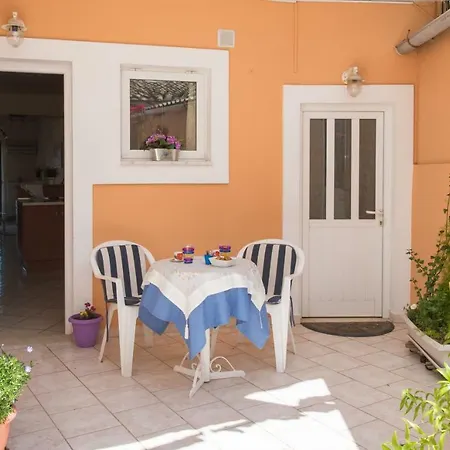 House Of Velenia - 2 Bedroom Near Old Town, Airport And Bus Station Apartment *