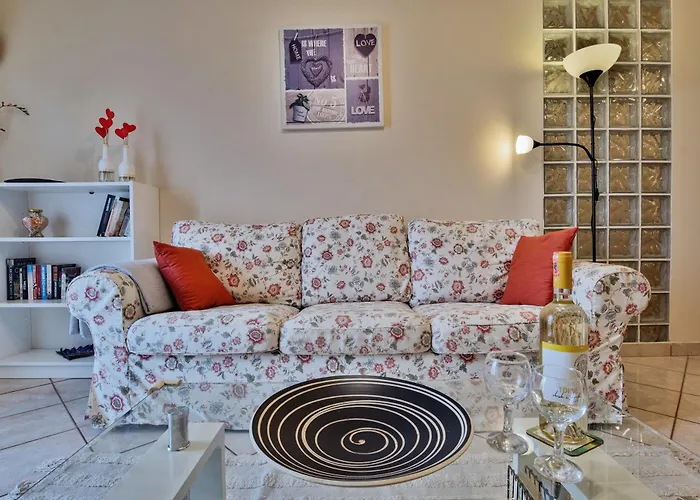 House Of Velenia - 2 Bedroom Near Old Town, Airport And Bus Station Appartement *