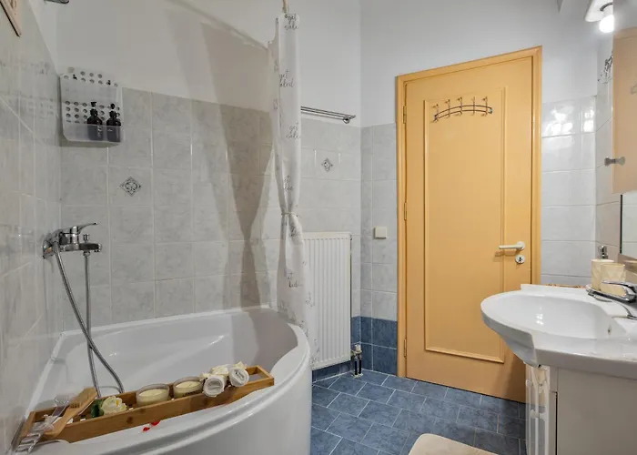 House Of Velenia - 2 Bedroom Near Old Town, Airport And Bus Station דירה