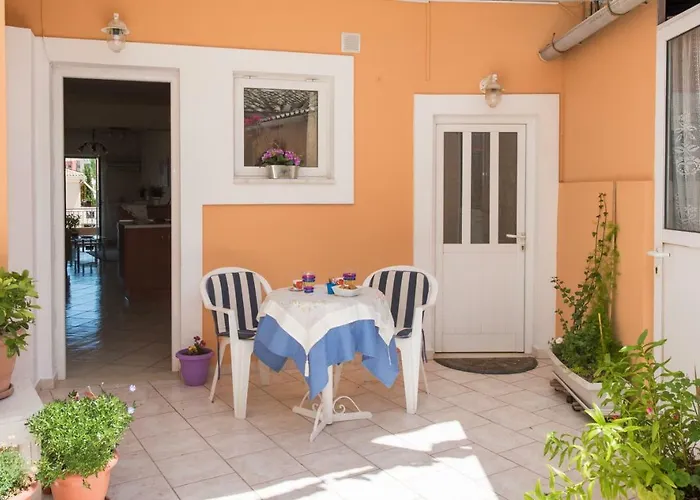House Of Velenia - 2 Bedroom Near Old Town, Airport And Bus Station Apartament *